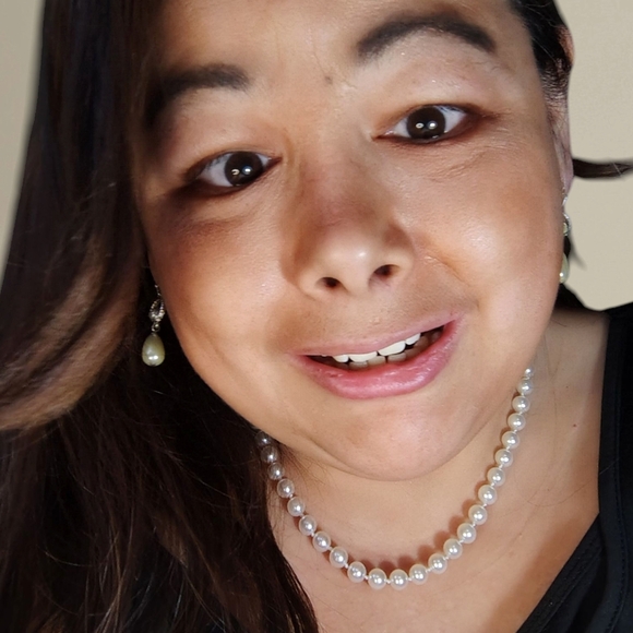 Elegant Pearl Necklace with Yellow Jewelry Box - Picture 12 of 12